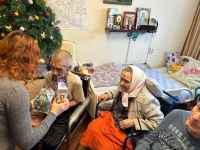 Прихожане Успенского храма поздравили с Рождеством подопечных богадельни и детского дома