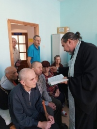 «Им очень важно услышать что они нужны и важны»: Таинство Крещения над бездомными