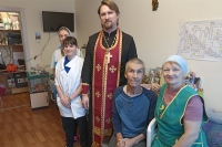 «Господь для чего-то его оставил»: Таинство Крещения состоялось в Марфо-Мариинской богадельне