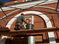 Фасад строящегося храма в честь святых Царственных страстотерпцев украсился мозаичной иконой