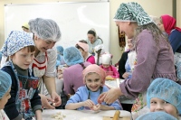 Семейный праздник в воскресной школе: лепка пельменей и песни под гитару