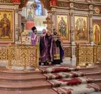 В канун Недели Крестопоклонной было совершено Всенощное бдение с чином выноса Честного и Животворящего Креста Господня в главном соборе края