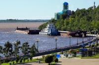 Жизнь в центре ЧП, или баржи на страже утеса
