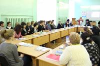 Политик отличается от государственного деятеля тем, что первый думает о предстоящих выборах, а второй - о будущем страны