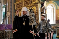 Митрополит Владимир совершил чинопоследование с чтением акафиста Страстям Христовым в Свято-Иннокентьевском храме Хабаровска