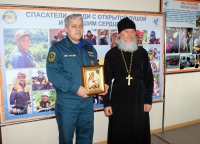 Настоятель хабаровского храма встретился со спасателями Дальневосточного регионального поисково-спасательного отряда