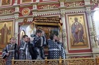 В Великую Пятницу митрополит Владимир совершил вечерню с выносом Плащаницы в Спасо-Преображенском кафедральном соборе