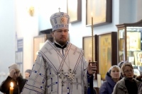 В канун праздника Покрова Пресвятой Богородицы правящий архиерей совершил всенощное бдение в Градо-Хабаровском соборе Успения Божией Матери