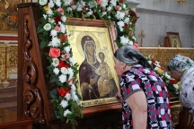 Освящение иконы Божией Матери "Одигитрия", написанной на средства Ассоциации такси г.Хабаровска. Спас-Преображенский собор - Храм преп. Серафима Саровского. 31 июля 2011г.