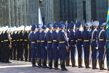 Торжественная церемония возложения венков к мемориалу воинов, павших в боях Второй мировой войны на площади Славы. 2 сентября 2011г.