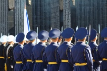 Торжественная церемония возложения венков к мемориалу воинов, павших в боях Второй мировой войны на площади Славы. 2 сентября 2011г.