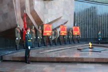 Торжественная церемония возложения венков к мемориалу воинов, павших в боях Второй мировой войны на площади Славы. 2 сентября 2011г.