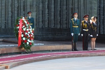 Торжественная церемония возложения венков к мемориалу воинов, павших в боях Второй мировой войны на площади Славы. 2 сентября 2011г.