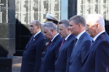 Торжественная церемония возложения венков к мемориалу воинов, павших в боях Второй мировой войны на площади Славы. 2 сентября 2011г.
