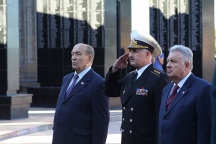 Торжественная церемония возложения венков к мемориалу воинов, павших в боях Второй мировой войны на площади Славы. 2 сентября 2011г.