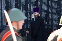 Торжественная церемония возложения венков к мемориалу воинов, павших в боях Второй мировой войны на площади Славы. 2 сентября 2011г.